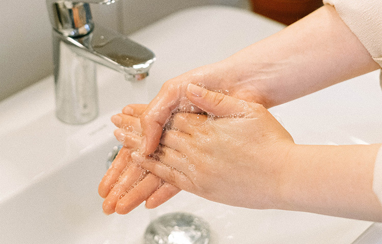 খাওয়ার আগে ও পরে হাত ধোয়া আমাদের বরাবরের অভ্যাস। ছোট থেকেই এই সুঅভ্যাস শেখানো হয়। কিন্তু মহামারি যত তীব্র হয়েছে, তত হাত ধোয়ার ব্যাপারে জোর দেয়া হচ্ছে। ছবি: সংগৃহীত