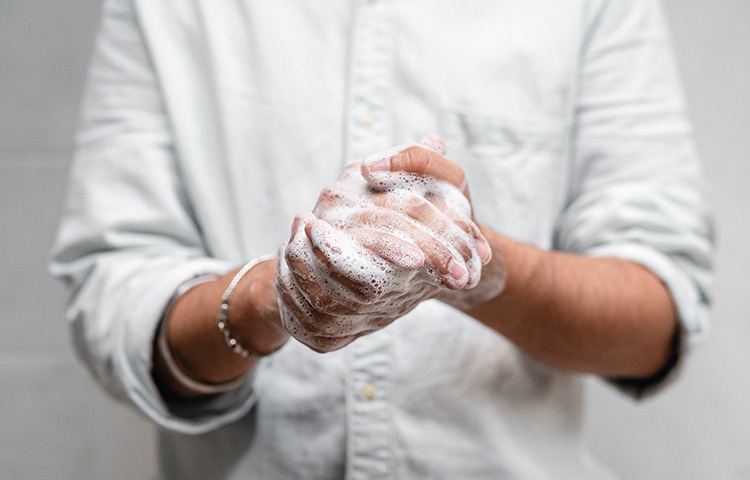 তবে শুধু করোনা নয়। বিশ্বস্বাস্থ্য সংস্থার মতে, যে কোনো অসুখের ক্ষেত্রেই জীবাণুবাহিত হওয়া অন্যতম মাধ্যম হলো হাত। ইউনিসেফের পক্ষ থেকে বলা হয়েছে আমরা যদি শুধু হাত নিয়মিতভাবে ধুয়ে থাকি, তাহলে কোভিড আক্রান্ত হওয়ার সম্ভাবনা কমবে অন্তত ৩৬ শতাংশ অবধি। ছবি: সংগৃহীত