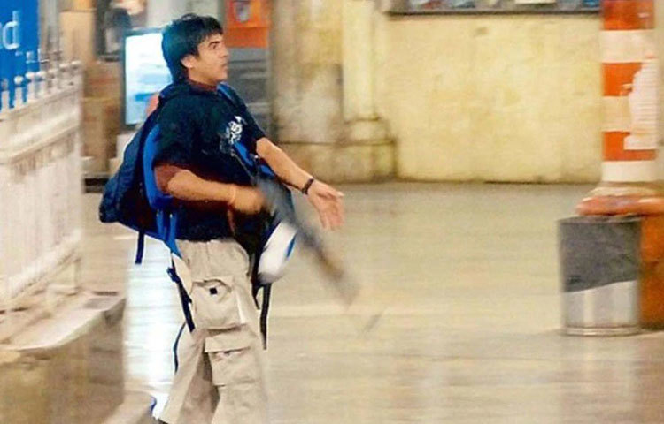 আজমল কসাব: ২০০৮ সালের মুম্বাই হামলার দোষী আজমলের ফাঁসি হয় ২০১০ সালে পুনের ইয়ারাদা জেলে। কারা কর্তৃপক্ষের কাছে লাস্ট মিলের কোনো আবদার রাখেনি। একটা টোম্যাটো এবং জেলের সাধারণ খাবার খেয়েছিল।