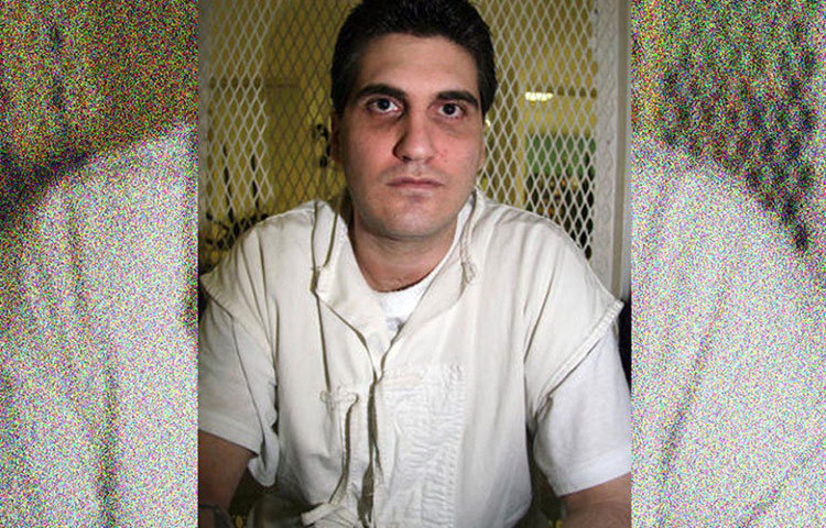 স্টিভেন মাইকেল উডস জুনিয়র: টেক্সাসে ২০১১ সালে বিষ ইঞ্জেকশনের মাধ্যমে তার মৃত্যুদণ্ড কার্যকর হয়। জোড়া খুনে অপরাধী ছিল সে। লাস্ট মিল-এ কী আবদার করেছিল স্টিভেন? তার লাস্ট মিলের তালিকা ছিল লম্বা। দুই পাউন্ডের বেকন, বিশালাকার মাংসের পিত্জা, চারটি ফ্রায়েড চিকেন ব্রেস্ট, মাউন্টেন ডিউ, পেপসিস রুট বিয়ার আর মিষ্টি চা দুটো করে, দুটো আইস ক্রিম, পাঁচটা চিকেন ফ্রায়েড স্টিকস, দুটো হ্যামবার্গার উইথ বেকন, ফ্রাইস এবং এক ডজন গার্লিক ব্রেড স্ট্রিকস। সব খাবার খেয়েছিল সে।