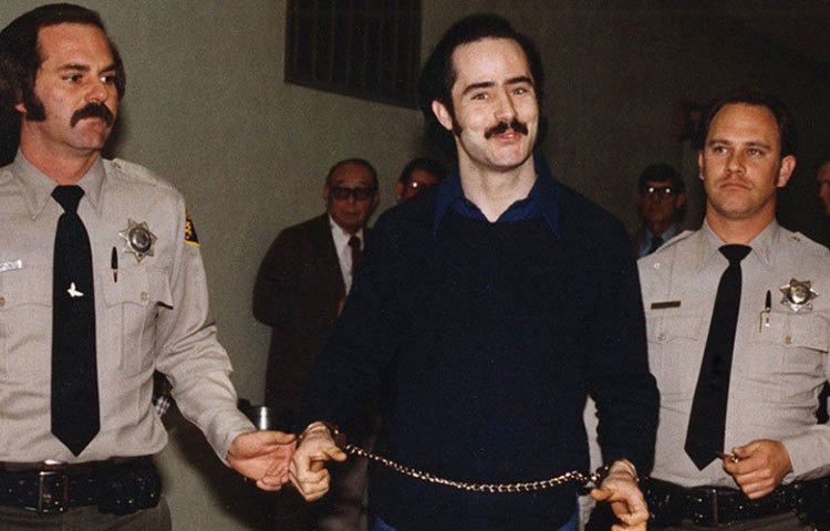 রবার্ট অ্যালটন হ্যারিস: ১৯৬৭ সালের পর থেকে ক্যালিফোর্নিয়ার প্রথম মৃত্যুদণ্ডের সাজাপ্রাপ্ত রবার্ট। ১৯৯২ সালে গ্যাস চেম্বারে ঢুকিয়ে তাকে মৃত্যুদণ্ড দেয়া হয়। সান দিয়োগোর দুই বালককে খুন করেছিল সে। লাস্ট মিল-এ ২১ টুকরো কেএফসি ফ্রায়েড চিকেন, দুটো বড় ডমিনোজ পিত্জা, আইসক্রিম, এক ব্যাগ জেলি বিনস, ছ’টা পেপসির ক্যান এবং এক প্যাকেট সিগারেট খায়।