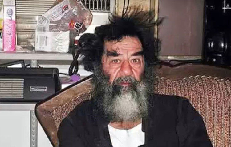 সাদ্দাম হোসেন: জীবনের শেষ ছ’মাস বাগদাদের জেলে কেটেছিল ইরাকের প্রাক্তন প্রেসিডেন্টের। সাদ্দামের উপরে নজরদারির দায়িত্বে ছিলেন আমেরিকার ৫৫১তম মিলিটারি পুলিশ কোম্পানির জনা ১২ সদস্য। ২০০৬ সালে ফাঁসি হয় তার। সাদ্দাম শেষবারের মতো খেতে চেয়েছিলেন, মাংস-ভাত এবং এক কাপ মধু জল।