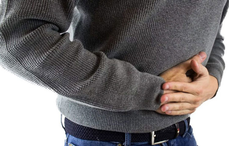 এই ভাইরাসে আক্রান্ত হলে দুই সপ্তাহের মধ্যেই তা বৃদ্ধি পেয়ে মানব শরীরে বাসা বাঁধতে শুরু করে। এই ভাইরাসে আক্রান্ত হওয়ার প্রায় আট সপ্তাহ পর্যন্ত এর উপসর্গগুলো সাধারণ জ্বর, সর্দি-কাশির মতোই। তাই আলাদা করে চেনা মুশকিল। সব থেকে বড় চিন্তার বিষয় হল, এই ভাইরাসে আক্রান্ত হলে লিভার তার কার্যক্ষমতা সম্পূর্ণভাবে হারিয়ে ফেলতে পারে।