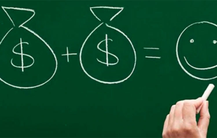 টাকা থাকলেই কি সুখ কেনা যায়? অনেকেই বলবেন হয়তো যে হ্যাঁ যায়। আবার একদল বলেন, টাকার সঙ্গে মনের শান্তি, স্বস্তির কোনো সম্পর্ক নেই। এই নিয়ে তর্ক চলে। বহুদিন ধরে। আসলে কি টাকা থাকলেই সুখ কেনা যায়!