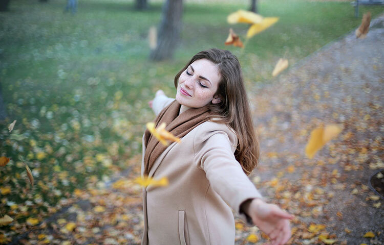 বেশি স্ট্রেস অনুভব করলে, কাজের থেকে কিছুটা বিরতি নিয়ে হাঁটতে যেতে হবে। ঘরের পোষা প্রাণীর সঙ্গে সময় কাটান। তাদের সঙ্গে খেলা করুন। দেখবেন, মন নিজে থেকেই ভালো হয়ে গেছে। ছবি: সংগৃহীত