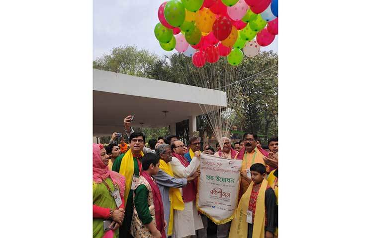 বেলুন উড়িয়ে ‘ওয়াহিদুল হক স্মারণিক মিলনোৎসব-২০২০’-এর উদ্বোধন করা হয়।