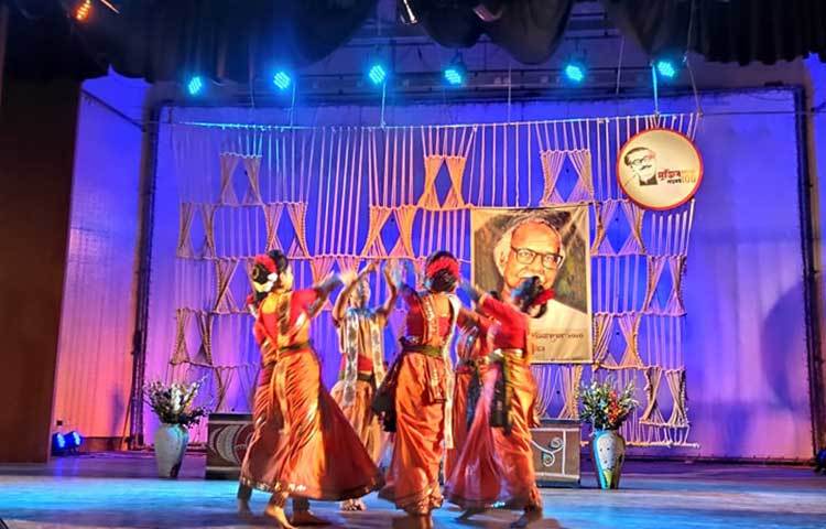 ‘ওয়াহিদুল হক স্মারণিক মিলনোৎসব-২০২০’-এ নৃত্য পরিবেশন করছেন শিল্পীরা।
