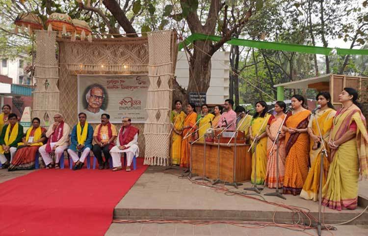 ‘ওয়াহিদুল হক স্মারণিক মিলনোৎসব-২০২০’-এ সংগীত পরিবেশন করছেন শিল্পীরা।
