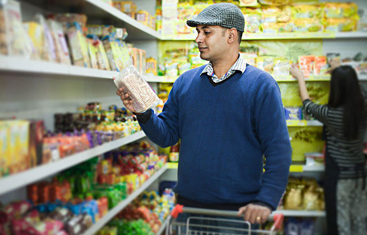 শুধু ডায়েটই নয়, কোলেস্টেরল রুখতে মন দিতে হবে আরও খুঁটিনাটি বিষয়েও। দোকান থেকে কোনো খাবারের প্যাকেট কেনাকাটার আগে সতর্ক হোন। একটা ছোট্ট কাজ সারলেই কোলেস্টেরলের সঙ্গে লড়াই সহজ হবে। যা কিনছেন, তার পুষ্টিগুণ দেখে নিন। কতটা ফ্যাট শুধু তা দেখলেই হবে না, কতটা ট্রান্স ফ্যাট তা-ও দেখতে হবে। ট্রান্স ফ্যাট থেকেও শরীরে জমে কোলেস্টেরল।