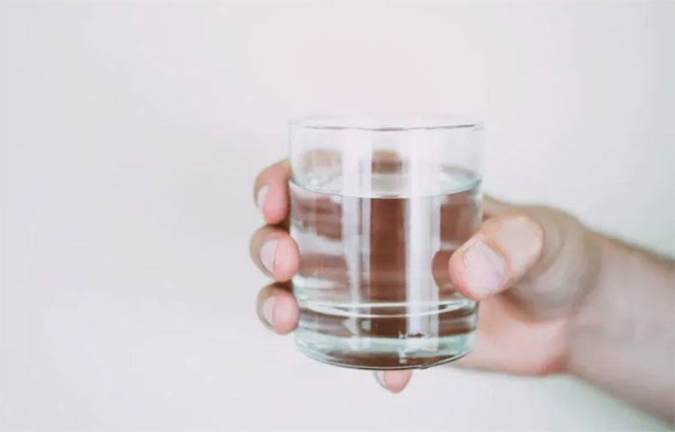 আয়ুর্বেদের প্রথম দাওয়াই গলা পরিষ্কার রাখতে সারাদিন ঘনঘন গরম জল খেতে হবে।