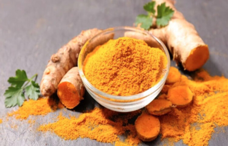 হলুদ: অ্যান্টিঅক্সিড্যান্ট, রক্ত পরিষ্কার রাখে, জ্বর, ঠান্ডা লাগার হাত থেকে আমাদের রক্ষা করে। এর অ্যান্টিইনফ্লেমেটরি উপাদানও সুস্থ রাখে শরীরকে।