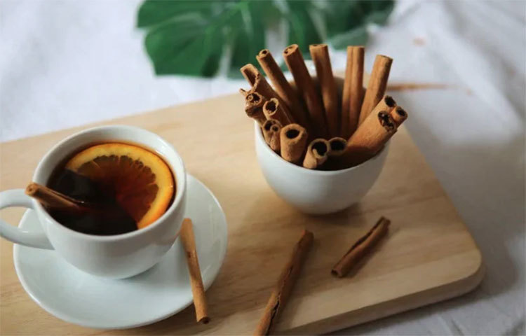 ভেষজ চা খেতে নির্দেশ দিয়েছে আয়ুর্বেদ শাস্ত্র। এর মধ্যে থাকবে তুলসী, দারচিনি, শুকনো আদা, গোলমরিচ। স্বাদের কথা মাথায় রেখে লেবুও দেওয়া যেতে পারে।