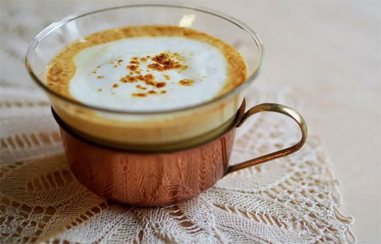 রোগ প্রতিরোধে, সংক্রমণ রুখতে হলদি দুধের ভূমিকা অনন্য। ১৫০ গ্রাম দুধে এক চামচ হলুদ ফেলে খেতেও পরামর্শ দিয়েছে আয়ুর্বেদ শাস্ত্র।