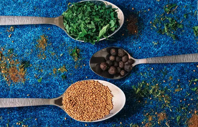 লবঙ্গ গুড়ো করে মধু মিশিয়ে খাওয়া যেতে পারে দিনে দুবার। এছাড়া প্রতিদিন অন্তত একবার স্টিম নিতে বলছে আয়ুর্বেদ শাস্ত্র। পানিতে পুদিনাপাতা ফেলে নিলে বেশি তাড়াতাড়ি কাজ হওয়ার সম্ভাবনা।