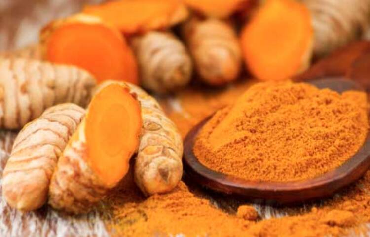 হলুদ: প্রাচীনকাল থেকে এমনকী আয়ুর্বেদিক চিকিৎসাশাস্ত্রেও হলুদের উপকারিতার কথা উল্লেখ করা হয়েছে। এর অ্যান্টিসেপটিক ও অ্যান্টিব্যাকটেরিয়াল উপাদান শরীরের একাধিক সমস্যা দূর করতে পারে। মস্তিষ্কের স্বাস্থ্য ঠিক রাখার পাশাপাশি হজম, কার্ডিওভাসকুলার ডিজিজ, রক্ত পরিস্রুতকরণসহ নানা ক্ষেত্রে গুরুত্বপূর্ণ ভূমিকা নেয় হলুদ। হলুদে উপস্থিত কারকিউমিন পেশি ও জয়েন্টের ব্যথা দূর করতে পারে। অ্যান্টি-অক্সিড্যান্ট সমৃদ্ধ হওয়ায় মানসিক অবসাদও দূর করতে পারে হলুদ। ছবি: সংগৃহীত