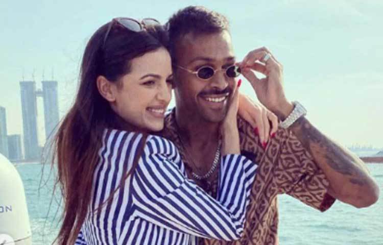 তার পরেই ছবিটা অনেকটাই স্পষ্ট হয়ে যায়। বুধবার সেই জল্পনার অবসান ঘটালেন স্বয়ং হার্দিক। দুবাইয়ে বাগদানের পরে সে খবর জানালেন সোশ্যাল মিডিয়ায়।