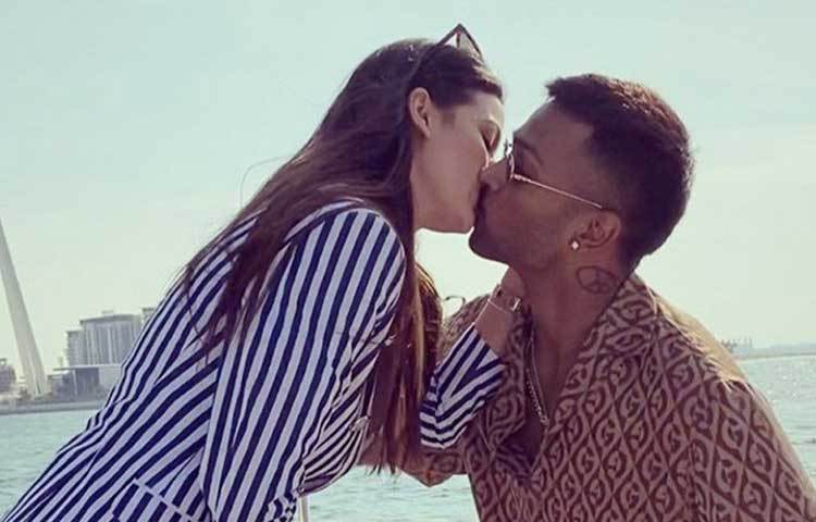 অনুরাগীদের আশা, ব্যক্তিগত জীবনে নতুন ইনিংসের সঙ্গে ক্যারিয়ারেও ঘুরে দাঁড়াবেন অলরাউন্ডার হার্দিক।