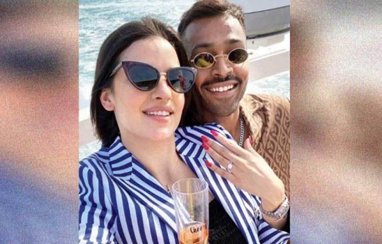 পতৌদি-শর্মিলা, আজহার-সংগীতা, হরভজন-গীতা, যুবরাজ-হ্যাজেল, জাহির-সাগরিকা, কোহলি-অনুশকাদের ধারা মেনে আরও একটি জুটি পেতে চলেছে ভারতীয় ক্রিকেট। বুধবার ইনস্টাগ্রামে বান্ধবীর সঙ্গে একটি ছবি পোস্ট করেছেন হার্দিক। যেখানে দেখা যাচ্ছে, নাতাসা বাঁ হাত তুলে দেখাচ্ছেন আংটি। সেই ছবি পোস্ট করে হার্দিক লিখেছেন, ‘ম্যায় তেরা, তু মেরি জানে, সারা হিন্দুস্তান। এনগেজড।’