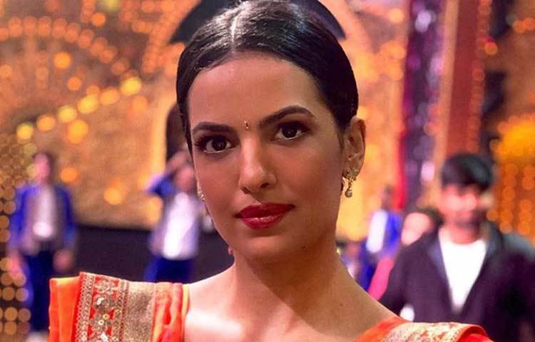 ১৯৮৯ সালের ৪ মার্চ সার্বিয়ার পোজারেভাক শহরে নাতাসার জন্ম। সার্বিয়ার বেলগ্রেড শহরে ব্যালে হাই স্কুলে তার পড়াশোনা। হাই স্কুলের পরে তিনি মন দেন অভিনয়ের ক্যারিয়ারেই। অভিনয়ের পাশাপাশি নাচ ও গানও নাতাসার শখের জায়গা।