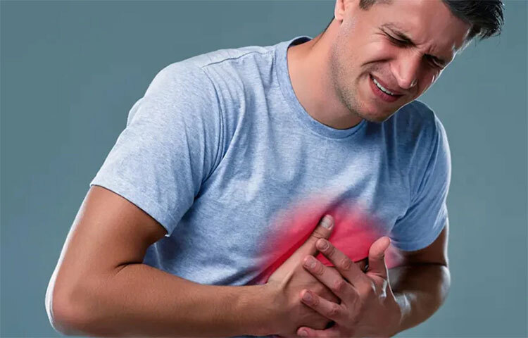 শ্বাস নিতে কষ্ট হলে, দম আটকে আসলে তাড়াতাড়ি চিকিৎসকের সঙ্গে পরামর্শ করুন। হৃদযন্ত্রের কোনো রকম সমস্যা হলে, ফুসফুসে অক্সিজেন কম হয়ে যায়। অতিরিক্ত শ্বাস কষ্ট হয়। বা কখনও মাঝারি শ্বাস কষ্ট। এসব সমস্যা দেখা দিলে দেরি করা যাবে না। ছবি: সংগৃহীত