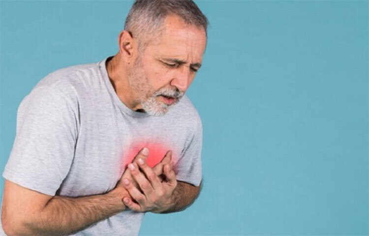 একটুতে হাঁফিয়ে যাচ্ছেন বা বসে বসেই কোনো কারণ ছাড়া অতিরিক্ত ঘাম হচ্ছে। তাহলে জানবেন বিষয়টা চিন্তার। শরীরে রক্ত চলাচল কমে গেলেই হাঁফ ধরে। চিকিৎসকের পরামর্শ নিন। ছবি: সংগৃহীত