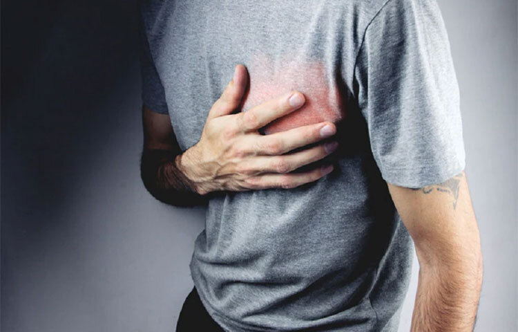 মাঝ রাতে হঠাৎ ঘুম ভেঙে দেখলেন দরদর করে ঘামছেন। এমনটা দেখা দিলে এক মুহূর্ত নষ্ট না করে, ডাক্তার দেখান। এসবই হার্ট অ্যাটাকের ইঙ্গিত। এছাড়া যদি বুকে ব্যথা বা চাপ অনুভব হয় তাহলে অবশ্যই চিকিৎসকের পরামর্শ নিন। ছবি: সংগৃহীত