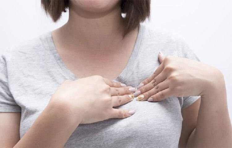 নারীদের ক্ষেত্রে এসব লক্ষণগুলো ছাড়াও দেখা যায়, পেটে অস্বস্তি বা ব্যথা এবং পিঠে ব্যথা। তাহলেও কিন্তু সম্ভবনা থাকতে পারে হার্ট অ্যাটাকের। ছবি: সংগৃহীত