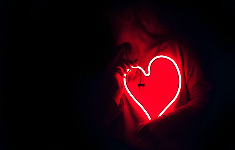 হৃদরোগ বিশেষজ্ঞদের মতে, হার্ট অ্যাটাকের প্রায় ১ মাস আগে থেকেই দুর্বলতা এবং ঘন ঘন শ্বাসপ্রশ্বাসের সমস্যা শুরু হয়ে যায়। কোনো কারণ ছাড়াই শারীরিক দুর্বলতা এবং খুব সহজেই হাঁপিয়ে উঠে ঘন ঘন শ্বাস নেয়ার সমস্যা শুরুর বিষয়ে সতর্ক থাকুন। এই রকম শারীরিক দুর্বলতা এবং শ্বাসপ্রশ্বাসের সমস্যা হলে বুঝতে হবে হৃদপিণ্ডের বিশ্রামের প্রয়োজন। ছবি: সংগৃহীত