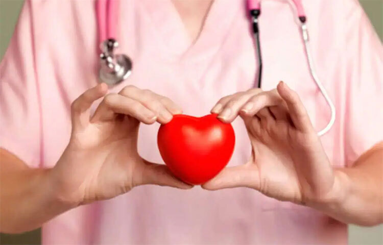 হৃদযন্ত্রে সমস্যার উপসর্গ বেশিরভাগ সময়েই অলক্ষিত থেকে যায়। চিহ্নিত করা যায় না। ফলে অন্য রোগের উপসর্গ ভেবে চিকিৎসা করা হয়। তাই বছরে অন্তত একবার হৃদযন্ত্রের চেক আপ প্রয়োজন বয়স ৩৫ বছর পার হলেই। ছবি: সংগৃহীত