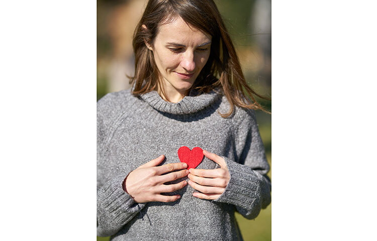 হটাৎ করে অতিরিক্ত ঘেমে যাওয়ার সমস্যা শুরু হলে সে তা অবহেলা করবেন না। কারণ, এটিও হার্ট অ্যাটাকের একটি লক্ষণ। যখন হার্ট বøক হয় তখন রক্ত সঞ্চালনে হৃদপিণ্ডের অনেক বেশি কাজ করতে হয়। এই অতিরিক্ত পরিশ্রমের ফলে ঘামের সৃষ্টি হয় এবং এই ঘাম সাধারণত অনেক ঠাণ্ডা হয়ে থাকে। এই ধরনের সমস্যাকে অবহেলা না করে চিকিত্সকের শরণাপন্ন হওয়াই বুদ্ধিমানের কাজ। ছবি: সংগৃহীত