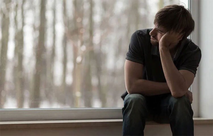 মানসিক স্থিতি সব সময়েই জড়িয়ে থাকে স্বাস্থ্যের সঙ্গে। তাই ঘন ঘন ডিপ্রেশনের শিকার হলে তার পরিণতি ভালো হয় না। ডিপ্রেশন থেকেই শরীরে স্ট্রেস হরমোনের ক্ষরণ বেশি হয়। শরীরে বেড়ে যায় ইনফ্লেম্যাটরি ক্যামিকেল। তাই অল্প বয়স থেকেই চেষ্টা করতে হবে যাতে ডিপ্রেশন থেকে দূরে থাকা যায়। ছবি: সংগৃহীত