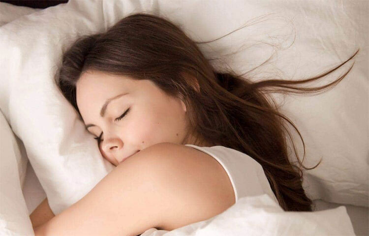 শরীরের সার্বিক সুস্থতার সঙ্গে জড়িয়ে থাকে পর্যাপ্ত ঘুম। ঘুম ঠিকমতো না হলে অনেক অসুখই বাসা বাঁধে শরীরে। হৃদযন্ত্র ভালো রাখতেও পর্যাপ্ত ঘুম দরকার। হৃদরোগ থেকে সুস্থ থাকতে নিয়মিত ৭-৮ ঘণ্টা ঘুম প্রয়োজন। ছবি: সংগৃহীত