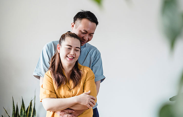 সন্তান বড় হয়ে যাওয়ার পরে অনেক সময় দম্পতির সব লক্ষ্য গিয়ে পড়ে সন্তানের উপর। তখন নিজেরা নিজেদের দিকে খেয়াল রাখতে ভুলে যান। নিজেদের চাওয়া পাওয়াগুলো ভুলে সন্তানের দিকেই সব লক্ষ্য দিয়ে দেবেন না। ছবি: সংগৃহীত