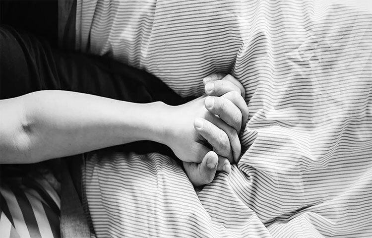 আপনার স্বামী বা স্ত্রী কী চাইছেন, সেটার দিকে খেয়াল রাখা আপনার দায়িত্ব। তিনি কী চান, তার কী প্রয়োজন তা জিজ্ঞাসা করুন। চাওয়াগুলো এক এক করে সাধ্যমতো পূরণ করতে চেষ্টা করুন। ছবি: সংগৃহীত