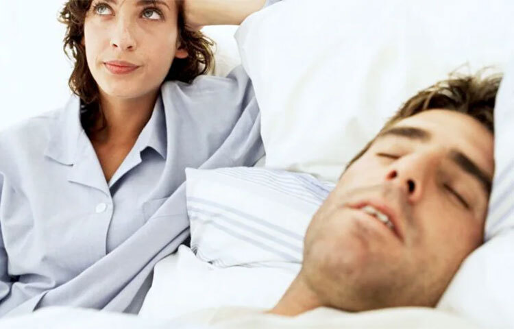 সঙ্গীর সঙ্গে গল্প করুন। আড্ডা মারুন। সম্পর্কের শুরুর দিকে যা করতেন, এখনও সেটাই করুন। সন্তান বড় হয়ে গেলে আপনারা স্বামী-স্ত্রী মিলে কোথাও ঘুরতে যান। ছবি: সংগৃহীত