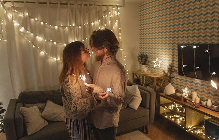 মাঝে মধ্যে সঙ্গীকে উপহার দিন। সপ্তাহান্তে বেশিরভাগ সময়টা তাকে দিন। দাম্পত্যে রোমান্স বজায় রাখুন। পার্টনারের শারীরিক চাহিদার দিকে নজর দিন। ছবি: সংগৃহীত