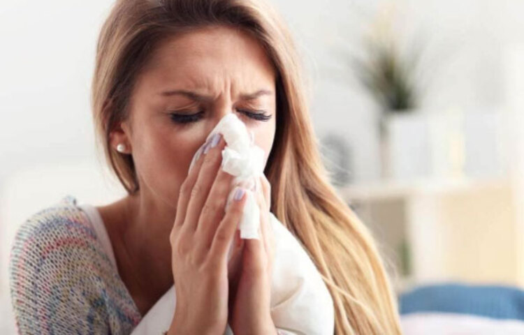 মার্কিন যুক্তরাষ্ট্রের বস্টন বিশ্ববিদ্যালয়ের গবেষণায় উঠে আসা তথ্য বলছে, অনেকেরই আগে করোনা সংক্রমণ হয়েছে। যা কি না ‘কমন কোল্ড করোনা ভাইরাস’। অনেকেরই সর্দি-কাশি, হাঁচির ধাত রয়েছে। ঘন ঘন ঠান্ডা লাগে। এতদিন ভাবা হয়েছিল তাদের বুঝি রোগ প্রতিরোধের ক্ষমতা বা ইমিউনিটি খুব দুর্বল। কিন্তু সাম্প্রতিক গবেষণায় জানা গিয়েছে করোনা ভাইরাসের অনেক রকম প্রকারভেদের মধ্যে কোভিড ১৯ ভাইরাস একটি।