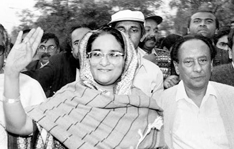 আজ প্রধানমন্ত্রী শেখ হাসিনার স্বদেশ প্রত্যাবর্তন দিবস। ১৯৭৫ সালের ১৫ আগস্ট জাতির পিতার হত্যাকাণ্ডের পর প্রায় পৌনে ছয় বছর নির্বাসিত জীবন কাটিয়ে দেশে ফেরেন শেখ হাসিনা। ছবি: সংগৃহীত