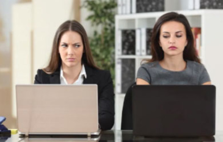 প্রথমেই খেয়াল রাখতে হবে, আপনার নামে কেউ মিথ্যে গুজব রটাচ্ছে কি না। পিছনে মিথ্যে কথা অনেকেই বলেন, যারা আপনার সাফল্যে ঈর্ষাকাতর। যে আপনার নামে মিথ্যে অপবাদ দিচ্ছে, তিনি আপনাকে হিংসা করেন, এটা মনে রাখবেন।