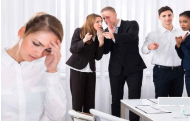 আপনাকে যদি কেউ কথায় কথায় রাগ দেখায় বা অকারণে সব কিছুতে খুঁত ধরতে চেষ্টা করে, তাহলে বুঝবেন তিনিও আপনাকে হিংসা করেন। ইচ্ছা করে আপনার সবকিছুতে খুঁত ধরার চেষ্টা করা আসলে ঈর্ষার বহিঃপ্রকাশ।