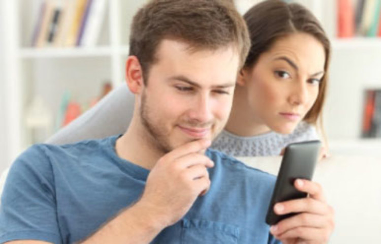 আপনার মতো হওয়ার চেষ্টা করছে কেউ? যে পথে হেঁটে আপনি অফিসে ইনক্রিমেন্ট পেলেন, সেই একই পথে, একেবারে অনুকরণ করে কেউ সাফল্য পেতে চাইছে? তাহলে বুঝবেন তিনি আপনাকে হিংসা করেন। যদি আপনার উপদেশ নিয়ে তিনি এগতে চান, তাহলে সেটা ঈর্ষা নয়। লুকিয়ে আপনাকে অনুসরণ করা ঈর্ষার লক্ষণ।