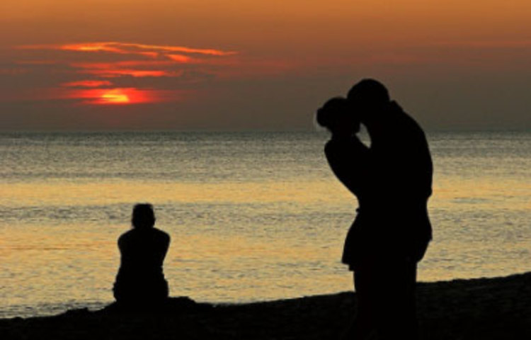 যেভাবে হোক আপনার ক্ষতি করার চেষ্টা করা বা আপনার বিরুদ্ধে কেউ জনমত তৈরির চেষ্টা করছে? ফোন করে কান ভাঙাচ্ছে অফিসের আপনারই সহকর্মীদের? বুঝবেন তিনি আপনাকে ঈর্ষা করেন। কারণ, আপনার সাফল্য তাঁর সহ্য হচ্ছে না।