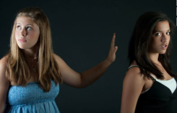 সবাই আপনার সাফল্যের জন্য আপনাকে বাহবা দিচ্ছে, অথচ কেউ আপনাকে সবসময় ছোট করে দেখানোর চেষ্টা করছে। প্রকাশ্যে বাহবা তো দিচ্ছেই না, বরং মুখ ঘুরিয়ে চলে যাচ্ছে। বুঝবেন, তিনি আপনাকে ঈর্ষা করেন।