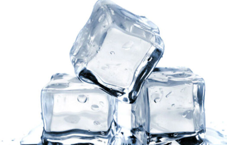 তিন-চার টুকরো বরফ টাওয়েলে জড়িয়ে হাঁটুর ঠিক যে জায়গায় ব্যথা হচ্ছে, সেখানে ১০-১৫ মিনিট চেপে ধরে রাখুন। তিন-চার টুকরো বরফ টাওয়েলে জড়িয়ে হাঁটুর ঠিক যে জায়গায় ব্যথা হচ্ছে, সেখানে ১০-১৫ মিনিট চেপে ধরে রাখুন।