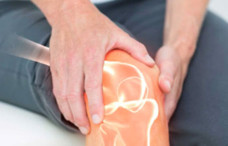 গরম পানির মধ্যে ১০-১৫ মিনিট হাঁটু ডুবিয়ে রাখুন। হট ওয়াটার ব্যাগও ব্যবহার করতে পারেন। দিনে দু-তিনবার করতে হবে।