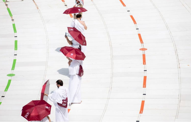 মুসলিম সম্প্রদায়ের ঐক্যের প্রতীক ও ঐতিহ্যবাহী সম্মিলন হলো হজ। প্রাণঘাতী করোনাভাইরাসের (কোভিড-১৯) সংক্রমণ এড়াতে এবছর খুবই সীমিত পরিসরে হজের অনুমতি দিয়েছে সৌদি আরব। ছবি: সিএনএন