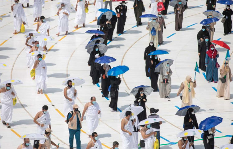 সামাজিক দূরত্ব মেনে পালন করা হচ্ছে হজের আনুষ্ঠাকিতা। ছবি: সিএনএন