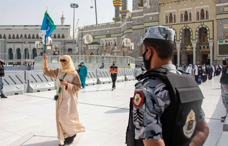 অন্যান্য ধর্মীয় অনুষ্ঠান পালনের সময় যেমন-নামাজ ও কাবা শরিফ তাওয়াফ করার সময় সামাজিক দূরত্ব (এক হাজি থেকে আরেক হাজির মধ্যকার দূরত্ব দেড় মিটার হবে) বজায় রাখতে হবে। ছবি: সিএনএন