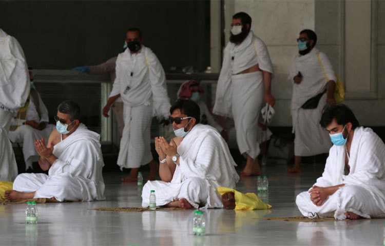 সুখ, শান্তি ও মুসলিম উম্মাহর মুক্তি কামনা করছেন হাজিরা। ছবি: সিএনএন