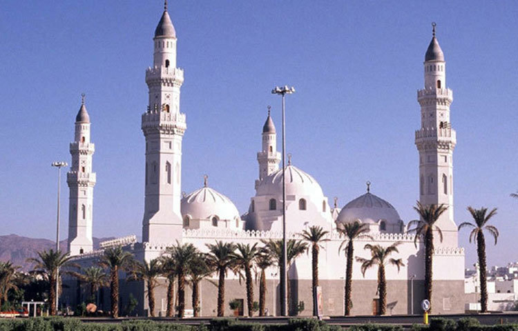 মসজিদে কুবা: মদিনা আগমন করে প্রিয়নবি সর্ব প্রথম যে স্থানে নামাজ আদায় করেন। তার নাম কুবা। পরবর্তীতে এ স্থানে মসজিদ গড়ে ওঠে। যা ‘মসজিদে কুবা’ হিসাবেই পরিচিতি লাভ করে।